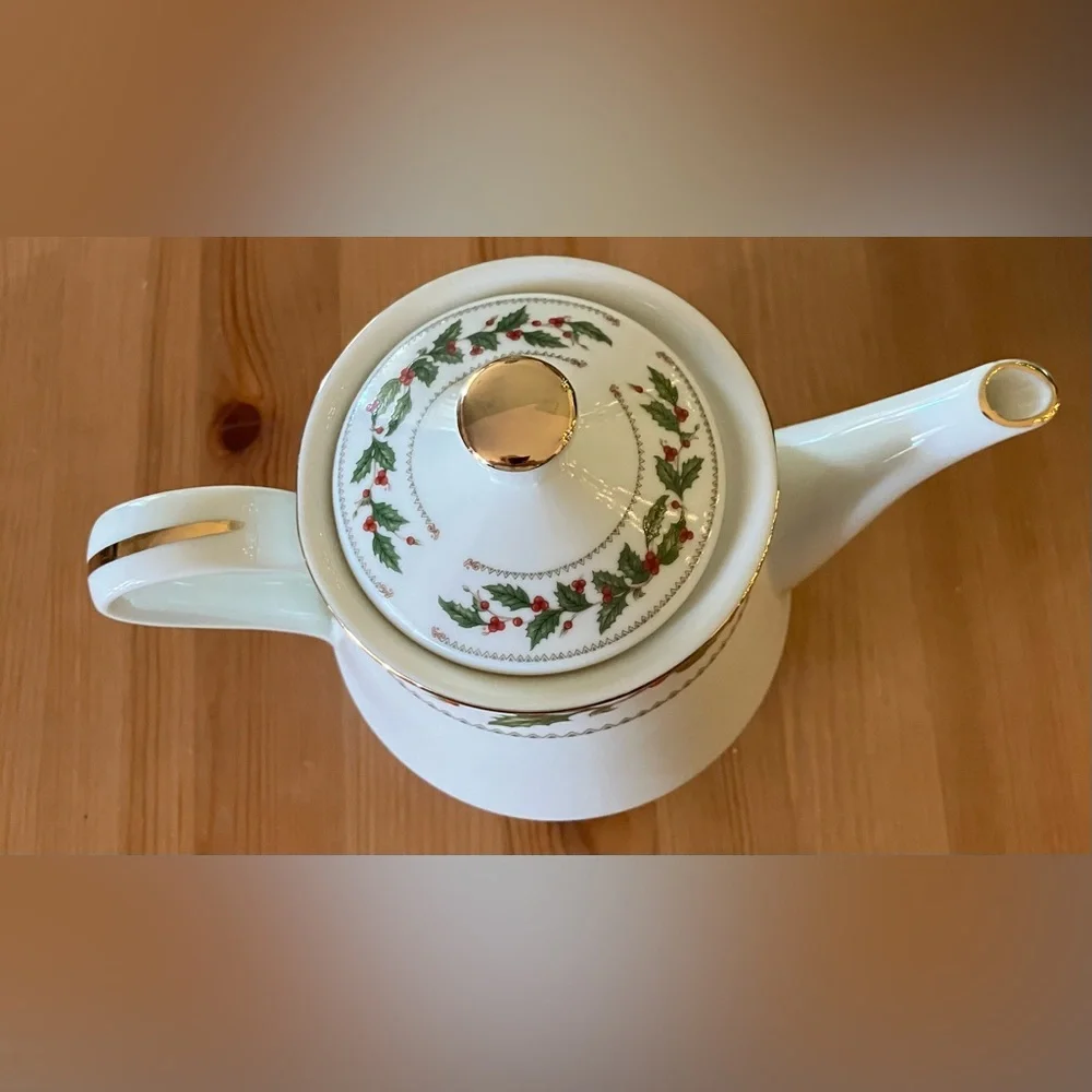 EUC The Cellar Ivory Holly 1993 40oz Holiday Teapot with Lid made in Japan